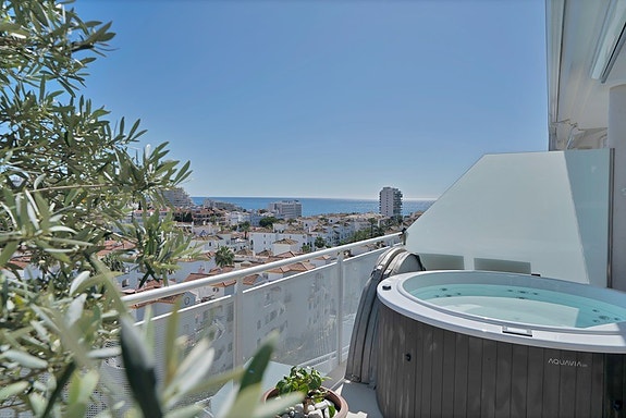 Duplex penthouse med store utearealer og jacuzzi | Sentralt beliggende | 3 soverom og 3 bad | Parkering og bod