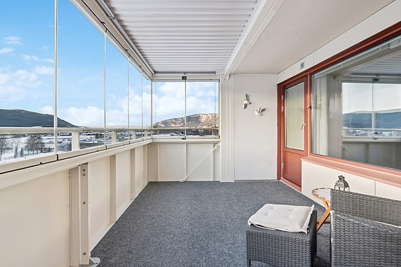 Balkongen er syd/vest vendt og er solrik