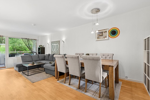 Velkommen til Lauritz Hervigs vei 115D presentert av Eiendomsmegler Salma Rana Kalenius og Christer Hagen.