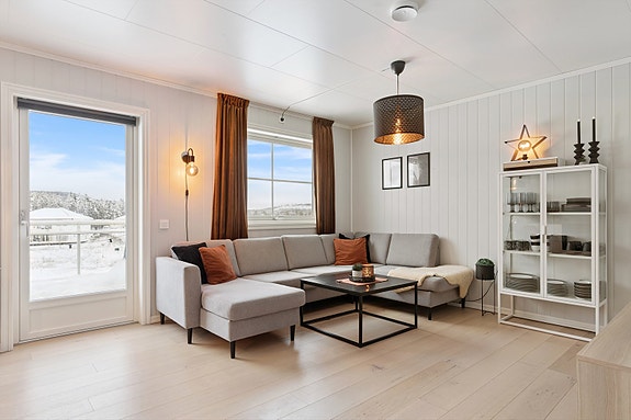 Foto EFKT V/ Bjørn Sørheim. Velkommen til Sledevegen 1! En innbydende 3-roms selveierleilighet i andre etasje.