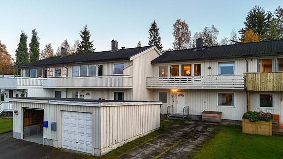 Eiendomsmegler Norge v/Tomi Christian Johansen, presenterer her en innholdsrik enebolig i rekke med garasjeplass, beliggende i attraktiv og barnevennlig gate.
