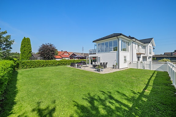 Velkommen til Finstadveien 21 A, en eksklusiv enebolig fra 2022 med høy standard og to familievennlige etasjer.