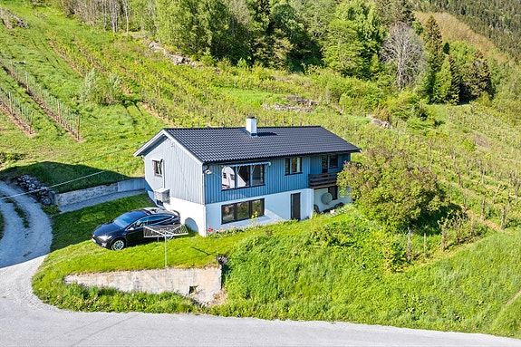 Velkommen til Indre Slinda 47! Eigedomen ligg øvst på Slinda med landleg beliggenhet, mellom Sogndal og Leikanger.