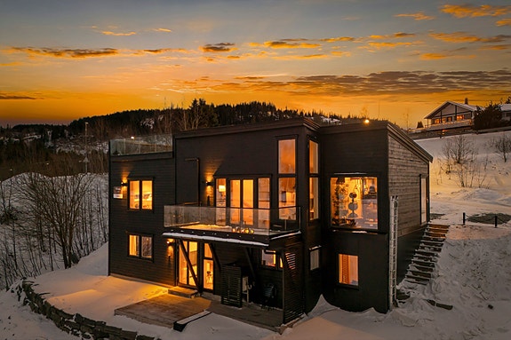 Aktiv Eiendomsmegling v/ Marius Kvalvik har gleden av å presentere Nordlykkja 4 - en strøken funkisbolig fra 2018 med storslått utsikt over Buvika. Foto: Vidar Alvik/ Grattis foto.