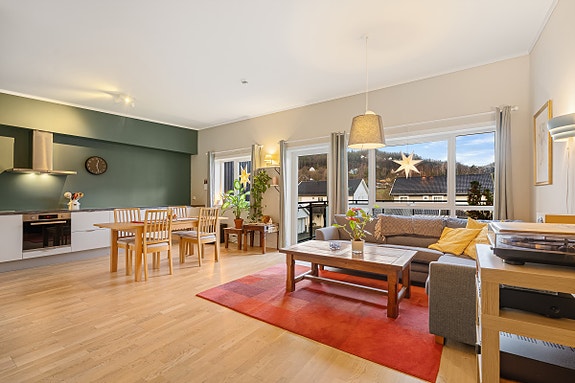 Krogsveen v/Azra Hadzic har gleden av å presentere Håmoen 14 - en flott 3-roms leilighet fra 2017 med p-plass, heis og peis! Foto v/Hans Nøstdahl.