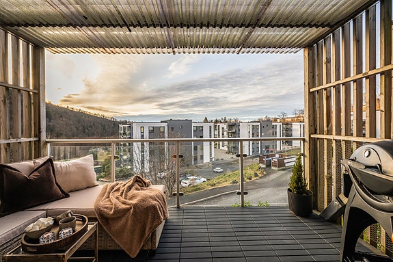 ASK Eiendomsmegling v/ Sara Wilhelmsen & Ditlev Haukenes presenterer Nye Sædalsveien 114E. Foto: Silje Holte