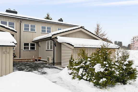 Proaktiv Eiendomsmegling ved Eirik Døsen har gleden av å presentere Nedre Flatåsvei 576, et attraktivt rekkehus på Flatåsen!