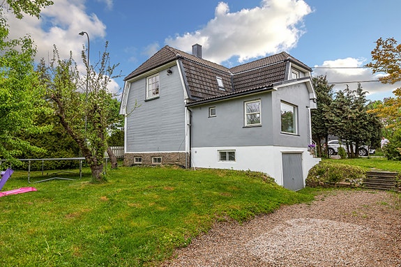 God plass både for hage og parkering