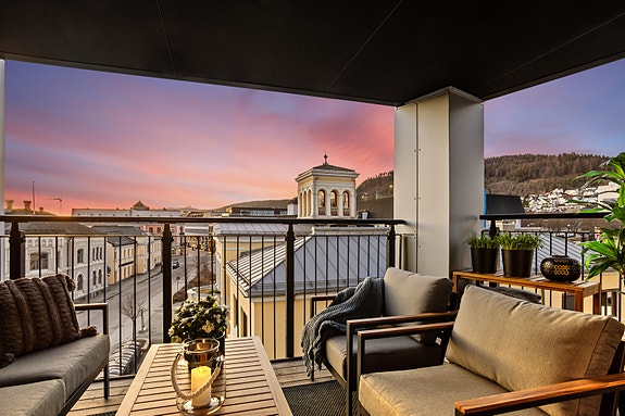 Her kan man nyte solen til den går ned over Solbergåsen bak tårnbygningen