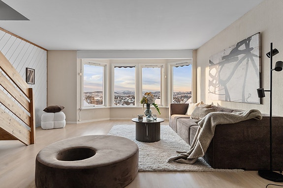 Velkommen til Midtunhaugen 204 presentert av Caroline Norheim Johansen ved Eiendomsmegler Norge!