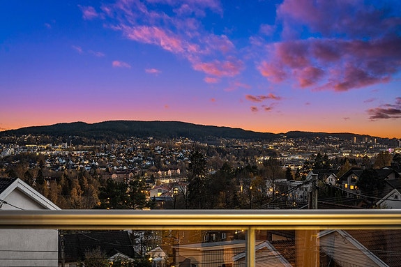 Velkommen til Pastor Blaauws vei 18B - et innbydende og moderne rekkehus over to plan med en svært god standard. Denne flotte boligen har en barnevennlig beliggenhet i blindvei, med en nydelig utsikt!