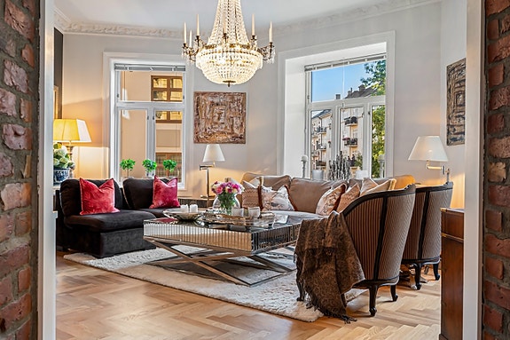 Romslig selveierleilighet i andre etasje med unik kombinasjon av originale detaljer fra 1895 og moderne oppgraderinger.