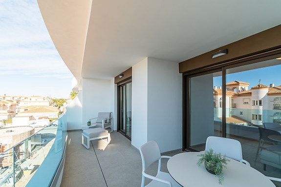 Ny fase! Nybygg kun 500 m fra stranden | Moderne leilighet med stor terrasse og nydelige fellesarealer | Parkering