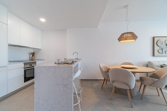 Ny fase! Nybygg kun 500 m fra stranden | Moderne leilighet med stor terrasse og nydelige fellesarealer | Parkering