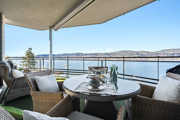 Utsikten er virkelig av de sjeldne med hensyn til leilighetens beliggenhet, hvor sollyset reflekteres i vannet, og horisonten forenes med den vidstrakte himmelen og skaper et scene av ro, skjønnhet og natur.