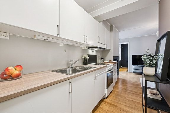 Kjøkken med glatte fronter og benkeplate i laminat.