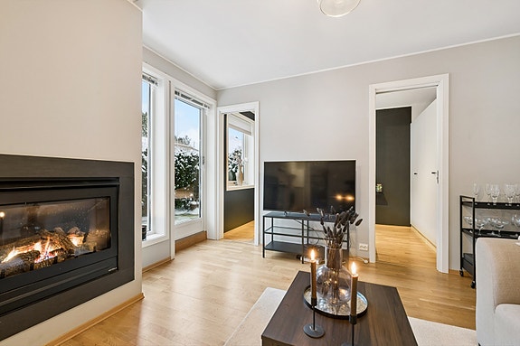 Behagelig og lekker stue med gasspeis. Nylig utført service på anlegget i 2025.