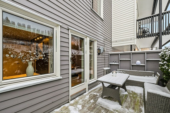 Takoverbygd terrasse med adkomst fra stue.