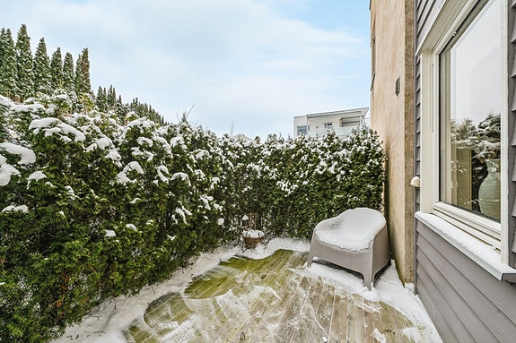 Terrassen er på 13 kvm. Her har du god plass til utemøbler.