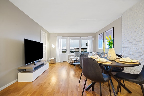 Stue med store vindusflater som gir rikelig med lysinnslipp.