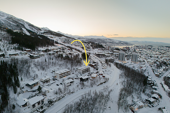 Eiendommen ligger i et populært og barnevennlig boligområdet i øvre Fossestua- område. Gangavstand til barneskole, barnehage, Universitetet i Narvik og dagligvarebutikker.