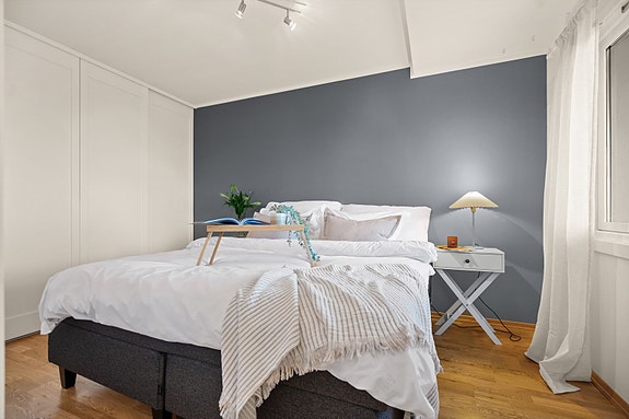 Romslig soverom med god plass for soveromsmøbler, nattbord eller skrivebord.