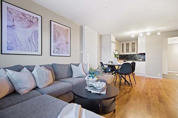 Parkettgulv i stue og kjøkken.