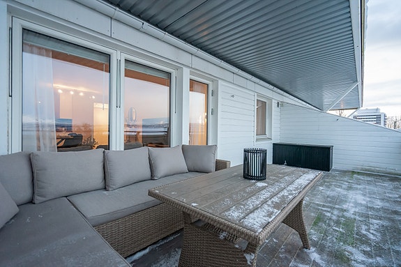 Overbygget terrasse som forlenger utesesongen og gir rom for fine stunder ute, selv i regnvær.