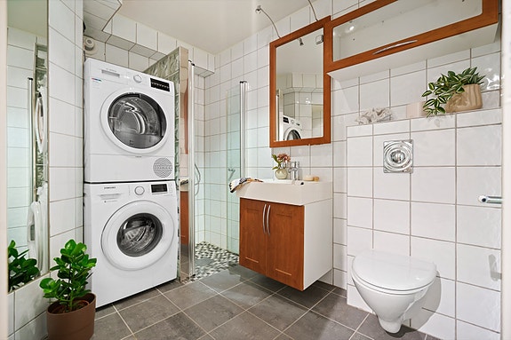 Flislagt bad med elektriske varmekabler i gulv.