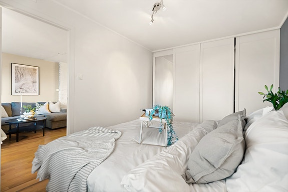 Skyvedørsgarderobe på soverom med god plass for oppbevaring.