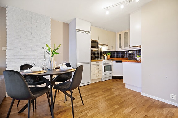 Kjøkken med naturlig plass til spisebord, som gir en sosial og funksjonell romløsning.