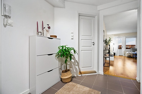 Entré med plass til yttertøy.