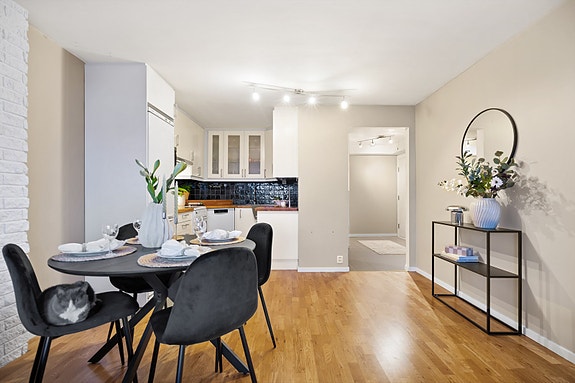 Stue med åpen løsning til kjøkken.