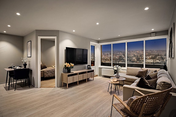 Naveed Iqbal v/OBOS Eiendomsmeglere har gleden av å presentere Nåkkves vei 5! Foto: Junaid Hanif