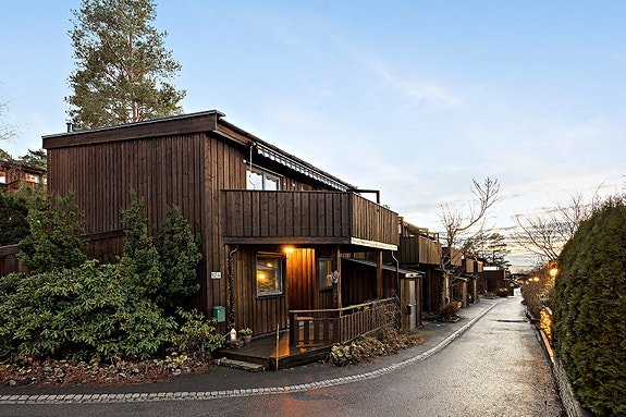 Velkommen til Hallagerbakken 82B! Romslig rekkehus over tre plan med moderniseringsbehov og gode tilpasningsmuligheter.