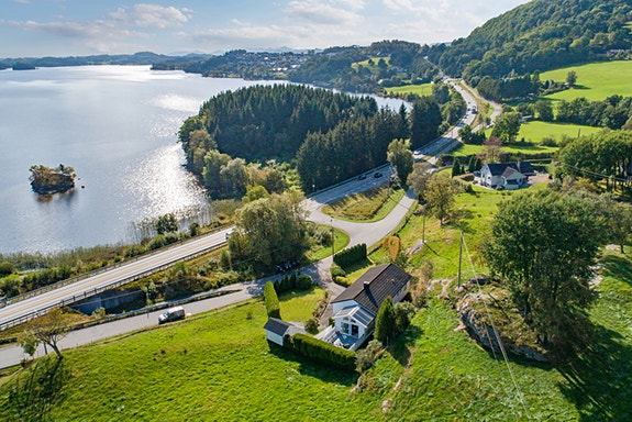 Velkommen til Aksdalsvegen 86 - presentert av Sindre Mehus v/PrivatMegleren / Foto: Panomax Studio