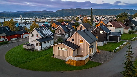 Eiendomsmegler Tomi Christian Johansen presenterer her en lekker og betydelig modernisert enebolig, beliggende på hjørnetomt og i gangavstand til sentrum.