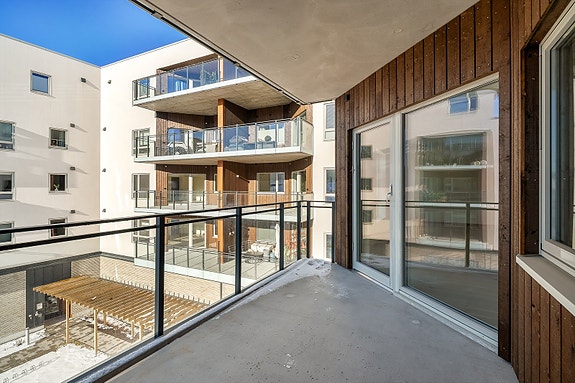 Romslig balkong på 10 kvm - perfekt for avslapning og uteplass med solrike dager.