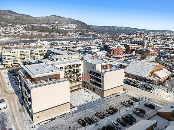 Boligblokk med markert balkong - midt i hjertet av Mjøndalen!