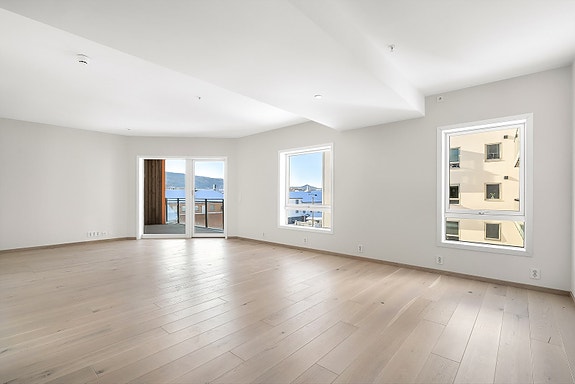 Stuen har en stor og romslig layout, ideell for både avslapning og underholdning, med utgang til balkongen.