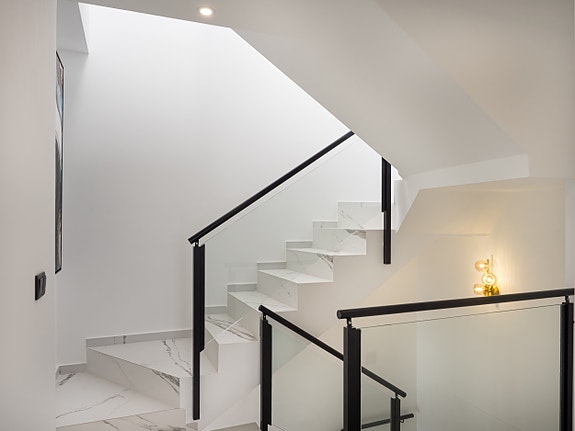 Luksuriøs villa over to plan | Høye kvaliteter | 3 soverom og 3 bad | Privat svømmebasseng | Takterrasse | Parkering