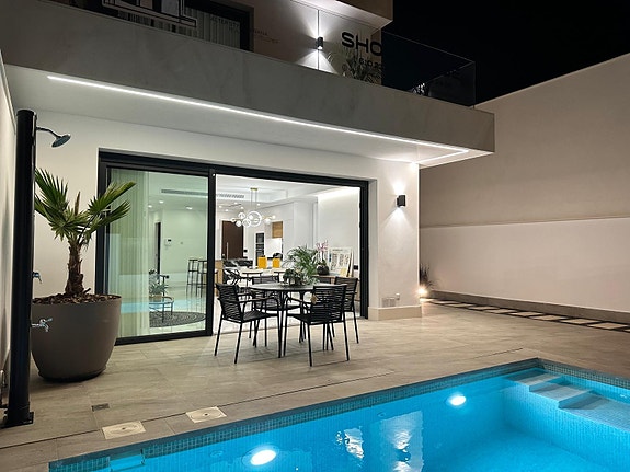 Luksuriøs villa over to plan | Høye kvaliteter | 3 soverom og 3 bad | Privat svømmebasseng | Takterrasse | Parkering