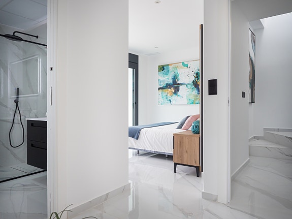 Luksuriøs villa over to plan | Høye kvaliteter | 3 soverom og 3 bad | Privat svømmebasseng | Takterrasse | Parkering