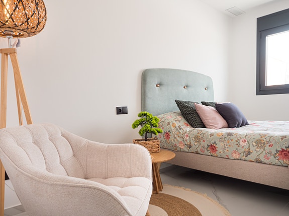 Luksuriøs villa over to plan | Høye kvaliteter | 3 soverom og 3 bad | Privat svømmebasseng | Takterrasse | Parkering