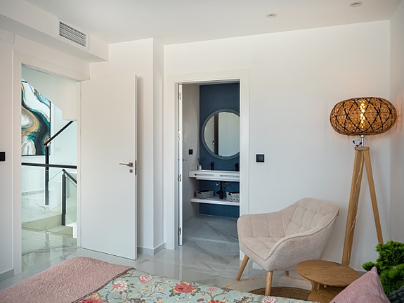 Luksuriøs villa over to plan | Høye kvaliteter | 3 soverom og 3 bad | Privat svømmebasseng | Takterrasse | Parkering