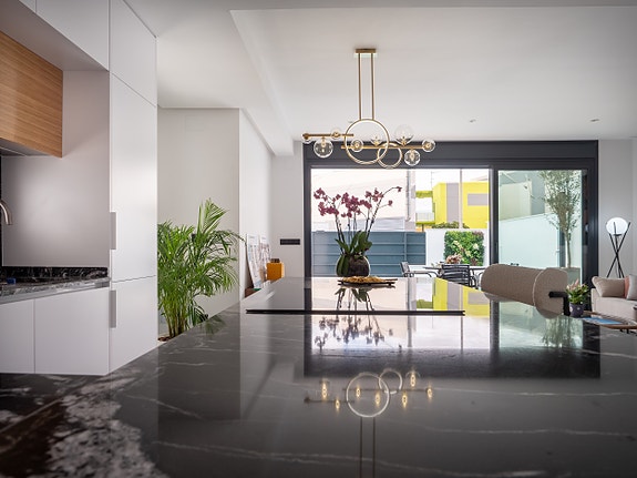 Luksuriøs villa over to plan | Høye kvaliteter | 3 soverom og 3 bad | Privat svømmebasseng | Takterrasse | Parkering