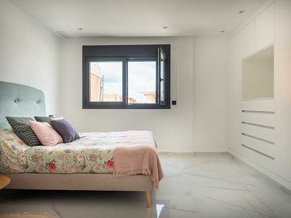 Luksuriøs villa over to plan | Høye kvaliteter | 3 soverom og 3 bad | Privat svømmebasseng | Takterrasse | Parkering