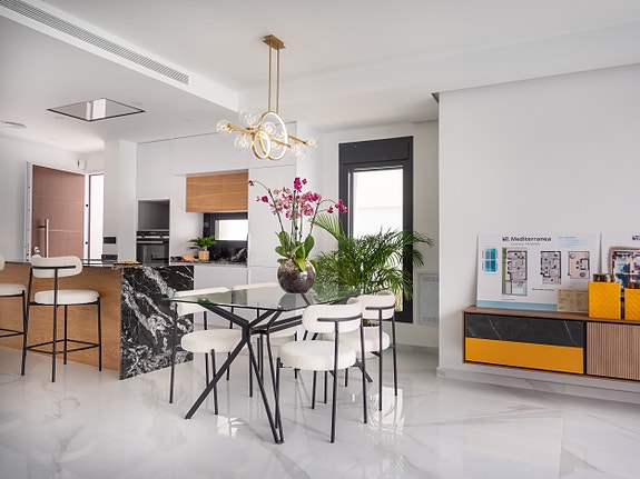 Luksuriøs villa over to plan | Høye kvaliteter | 3 soverom og 3 bad | Privat svømmebasseng | Takterrasse | Parkering