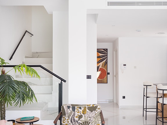 Luksuriøs villa over to plan | Høye kvaliteter | 3 soverom og 3 bad | Privat svømmebasseng | Takterrasse | Parkering