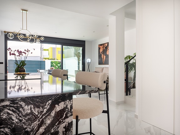 Luksuriøs villa over to plan | Høye kvaliteter | 3 soverom og 3 bad | Privat svømmebasseng | Takterrasse | Parkering